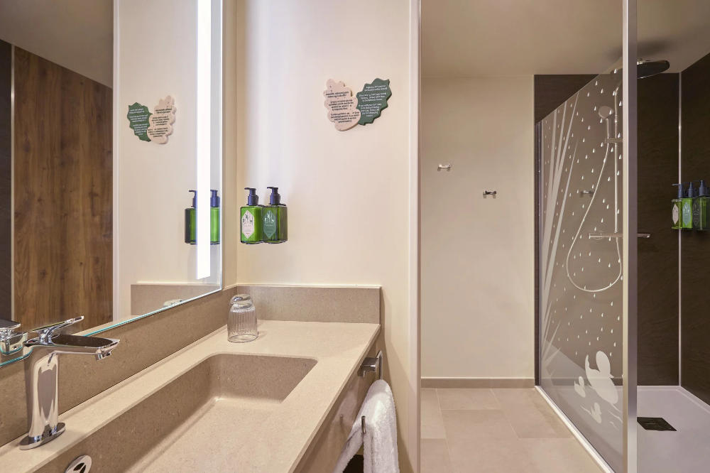 Disney Sequoia Lodge - New Room Bathroom