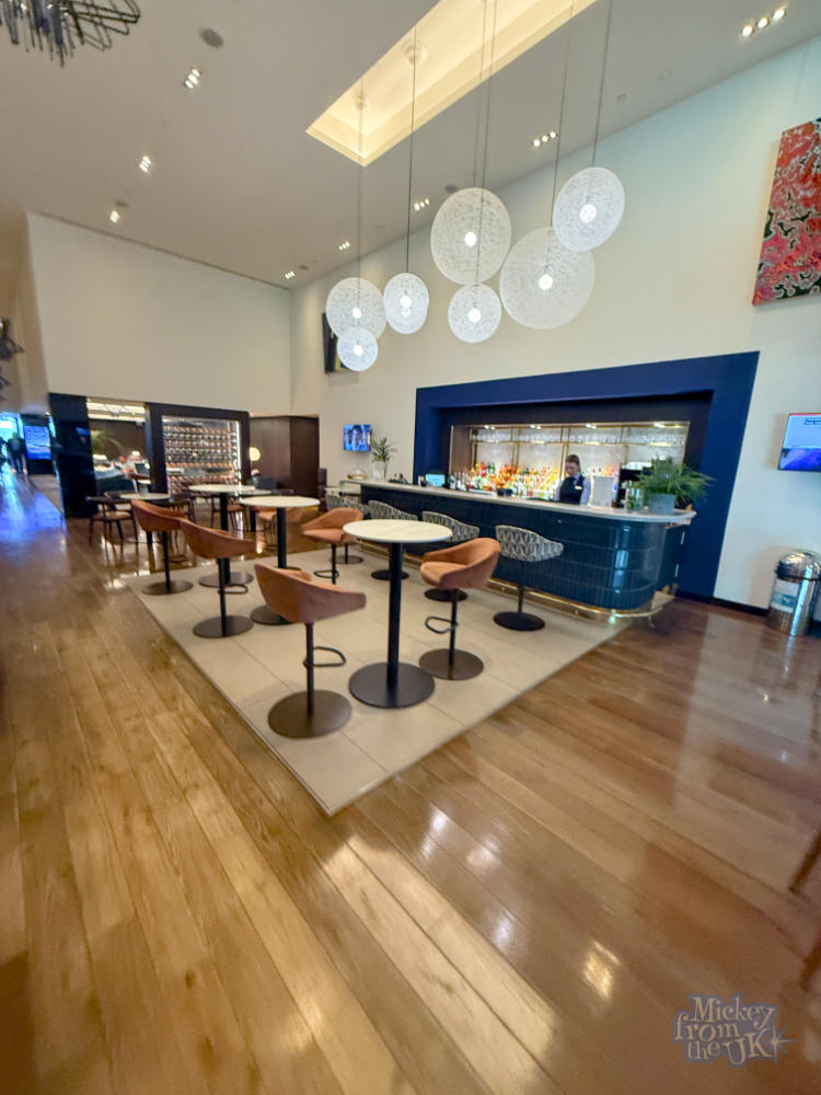 British Airways London Gatwick Club World business lounge bar